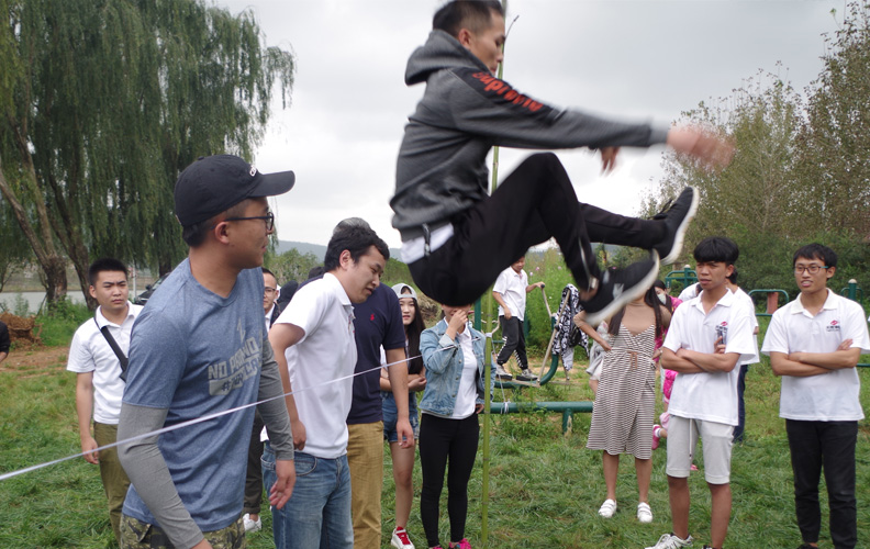 四個(gè)小隊(duì)依次完成跨越橫線，每個(gè)小伙伴臉上洋溢著愉悅的笑容！此時(shí)此刻結(jié)果如何并不重要，重要的是在游戲中我們收獲了親密無(wú)間的高度默契和隊(duì)友間無(wú)條件的信任！